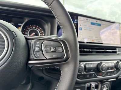 2025 Jeep Gladiator — photo 16 view