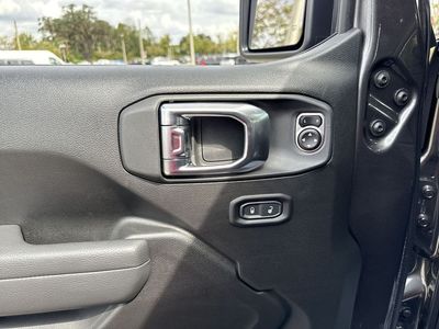 2025 Jeep Gladiator — photo 13 view