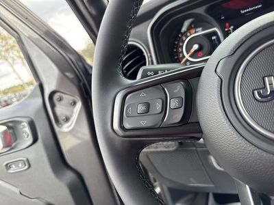 2025 Jeep Gladiator — photo 15 view