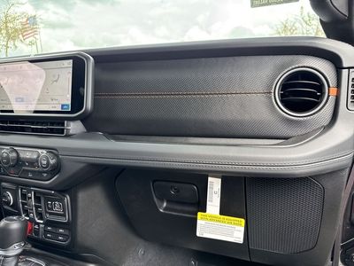 2025 Jeep Gladiator — photo 32 view