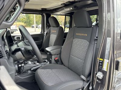 2025 Jeep Gladiator — photo 11 view
