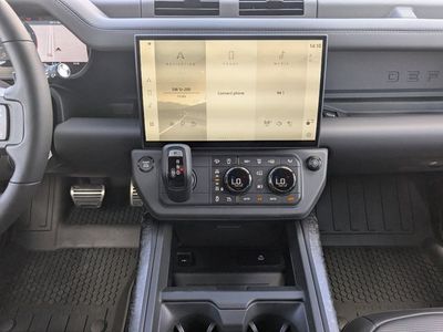 2026 Land Rover Defender 110 - Photo 18