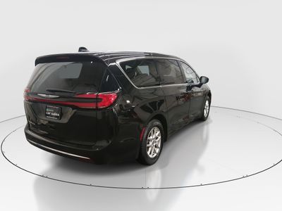 2024 Chrysler Pacifica — photo 7 view