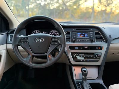 2015 Hyundai Sonata — photo 18 view