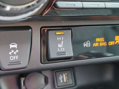 2025 Toyota RAV4 — photo 14 view