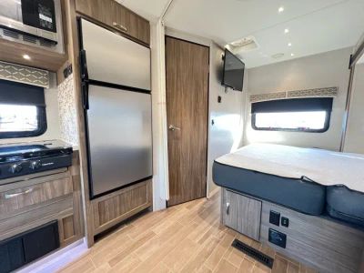 2019 Dynamax ISATA 3 — photo 8 view
