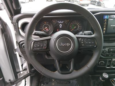 2024 Jeep Wrangler — photo 12 view