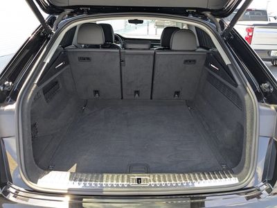 2023 Audi Q8 — photo 12 view