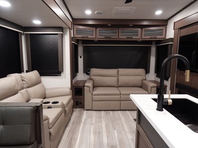 2026 Grand Design Lineage Series M - Photo 15