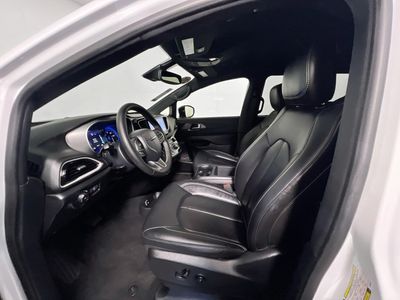 2025 Chrysler Pacifica — photo 12 view