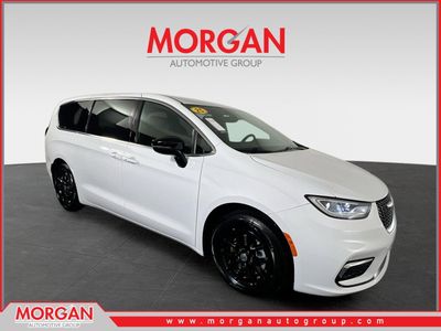 2025 Chrysler Pacifica Select in Bright White Clearcoat — front three-quarter view