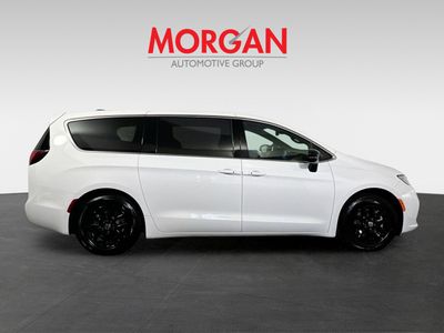 2025 Chrysler Pacifica — side profile view