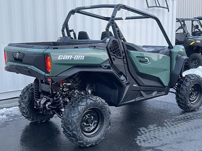 2025 Can-Am Commander DPS 700 — interior view