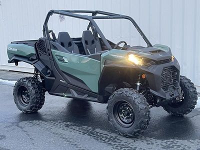 2025 Can-Am Commander DPS 700 — front three-quarter view