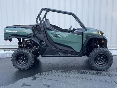 2025 Can-Am Commander DPS 700 — engine compartment view