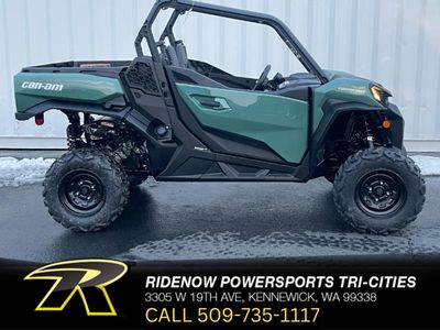 2025 Can-Am Commander DPS 700 — rear three-quarter view