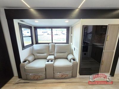 2026 Wildwood Heritage Glen Hyper-Lyte 24RBHL — photo 13 view