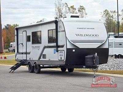 2026 Wildwood Heritage Glen Hyper-Lyte 24RBHL — front three-quarter view