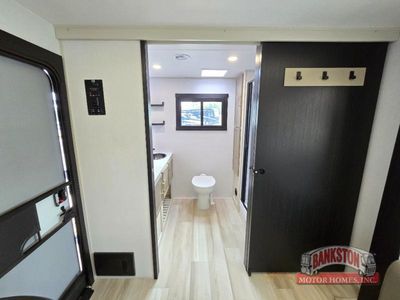 2026 Wildwood Heritage Glen Hyper-Lyte 24RBHL — photo 14 view