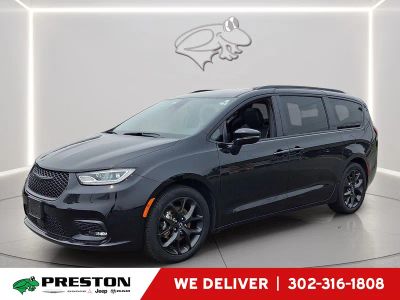 2025 Chrysler Pacifica Limited in Diamond Black Crystal Pearlcoat — front three-quarter view