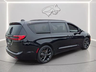 2025 Chrysler Pacifica — detail view