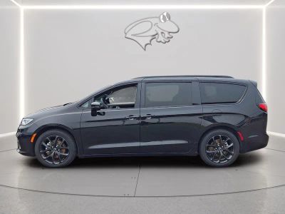 2025 Chrysler Pacifica — side profile view