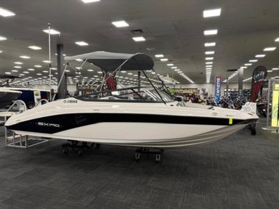 2025 Yamaha Boats SX190 4STAR-BLACK-PAINTED — front three-quarter view