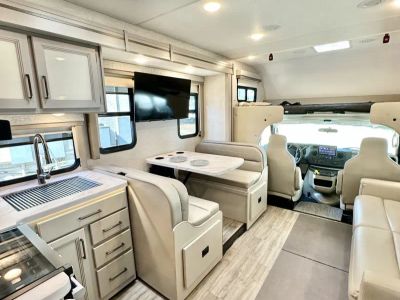 2025 Thor Four Winds 29K — photo 17 view