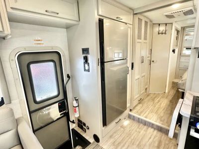 2025 Thor Four Winds 29K — photo 10 view