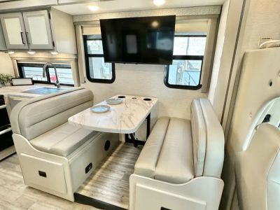 2025 Thor Four Winds 29K — photo 13 view