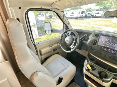 2025 Thor Four Winds 29K — photo 8 view
