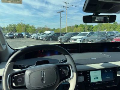 2026 Lincoln Navigator — side profile view