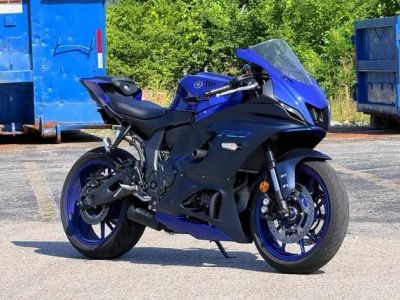 2023 Yamaha YZF-R7 — front three-quarter view