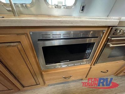2020 Airstream Queen Series — photo 15 view