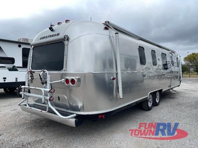 2020 Airstream Queen Series — interior view