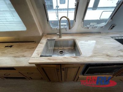 2020 Airstream Queen Series — photo 14 view