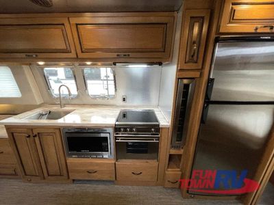 2020 Airstream Queen Series — photo 13 view