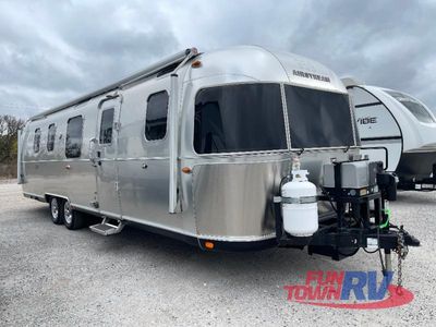 2020 Airstream Queen Series — front three-quarter view