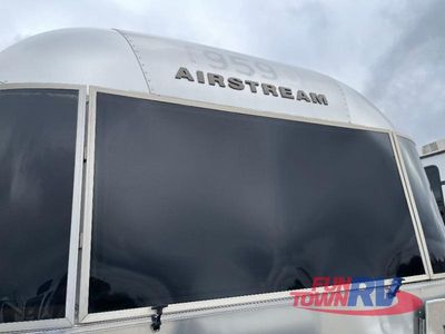 2020 Airstream Queen Series — engine compartment view
