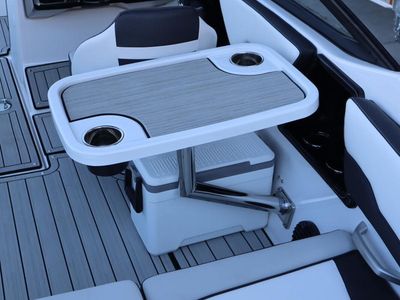 2025 Yamaha Boats AR195 - Photo 8