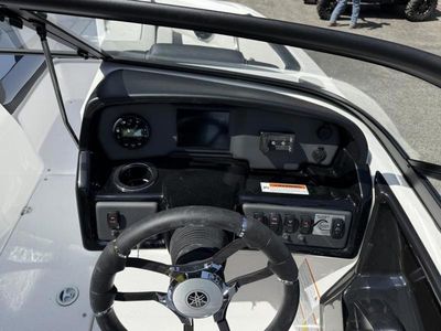 2025 Yamaha Boats AR195 - Photo 14