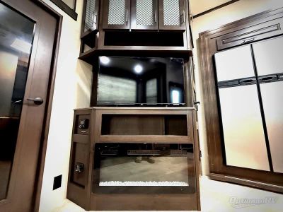 2023 Grand Design Momentum G-Class — photo 14 view