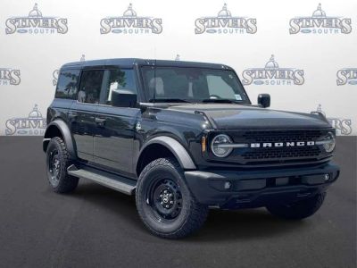 2026 Ford Bronco Outer Banks in Black — front three-quarter view