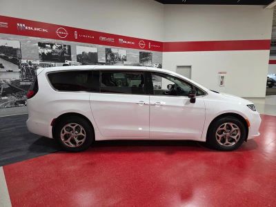 2024 Chrysler Pacifica — side profile view