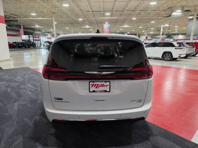 2024 Chrysler Pacifica — detail view