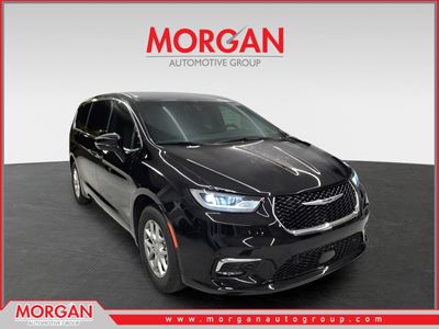 2026 Chrysler Pacifica Select in Diamond Black Crystal Pearlcoat — front three-quarter view