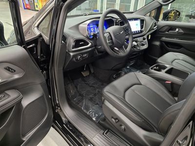 2026 Chrysler Pacifica — photo 16 view