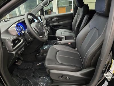 2026 Chrysler Pacifica — photo 17 view
