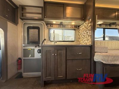 2018 Winnebago Fuse — photo 12 view