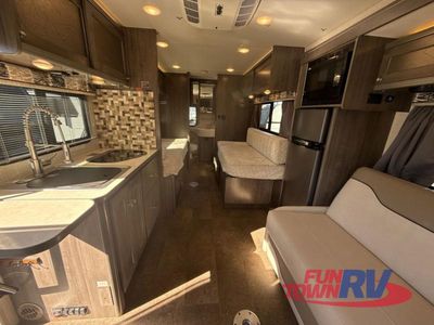 2018 Winnebago Fuse — photo 11 view